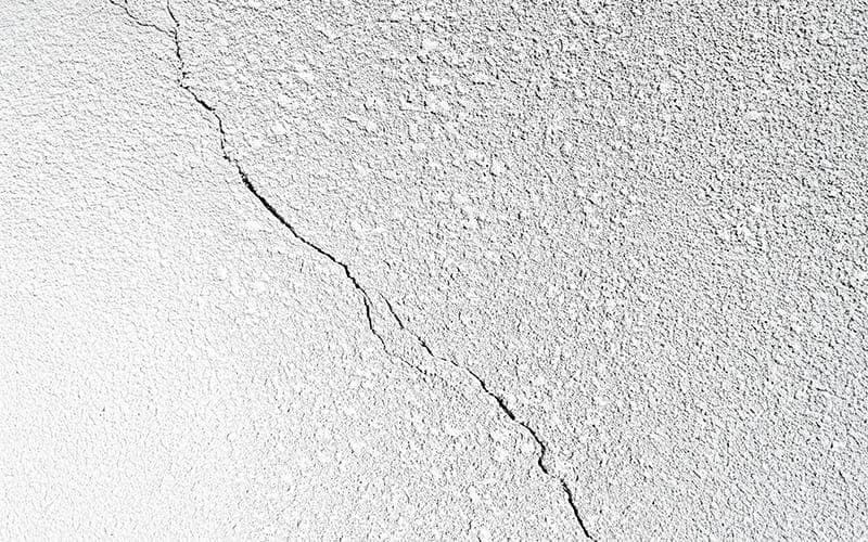 壁にひび割れがある