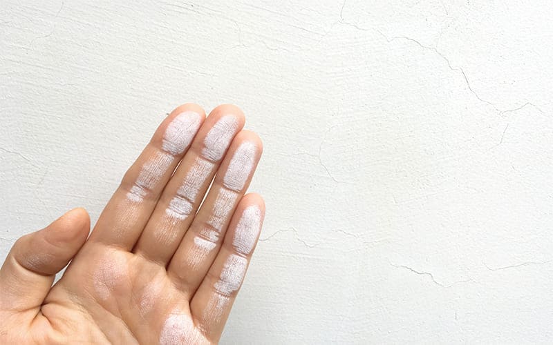 壁を触ると粉が手につく