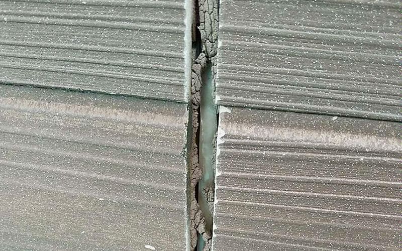 シーリングがはがれている